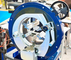 Stationary orbital welding machine