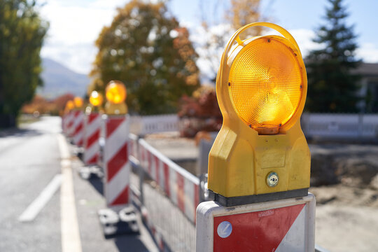 Baustellen Absperrung gelb, wei&szlig;, rot mit Baustelle