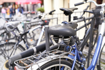 Fototapeta na wymiar Fahrradsattel, voller Fahrradständer in Innenstadt