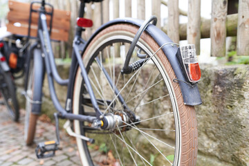 Fahrrad von hinten, angeschlossen mit Zahlenschloss an Zaun