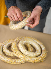 Strohkranz – Handwerk Kranz binden mit Draht