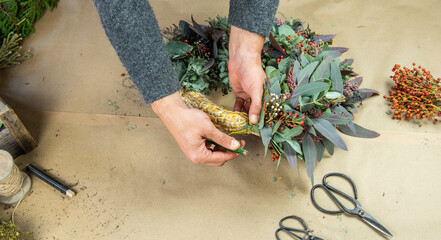 Adventskranz mit Eukalyptus, Mimose und roten Beeren binden - Weihnachtskranz selber machen