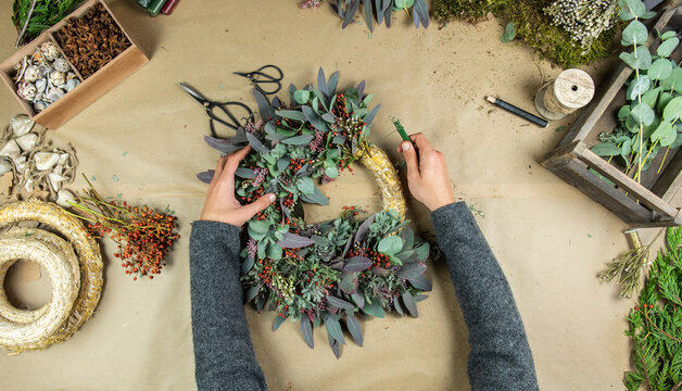 Adventskranz mit Eukalyptus, Mimose und roten Beeren binden - Weihnachtskranz selber machen