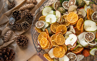 Orangenscheiben im Drahtkorb, natürliche und rustikale Dekoration für Weihnachten 