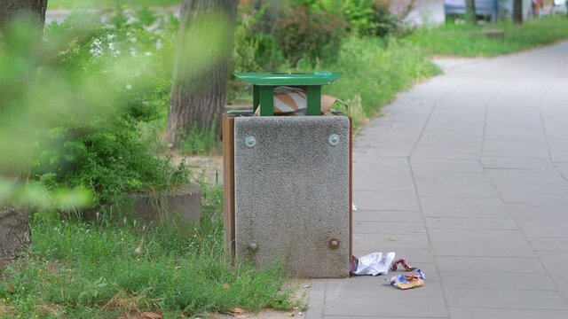 Overflowing trash can in the city in 4k slow motion 60fps