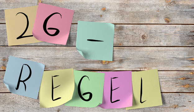 Zettel mit der Aufschrift 2G-Regel an einer Holzwand