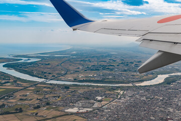 日本の空の旅　機窓風景ウイングレットと阿武隈川