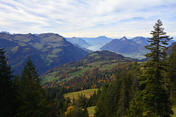 Blick auf Landschaft und Alpen am Vierwaldstättersee, Schweiz
