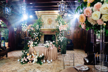 decor of fresh flowers in the restaurant for a wedding banquet.