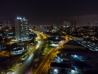 Obraz na płótnie Canvas Fotos aéreas de noche y de día de la ciudad de Panamá.