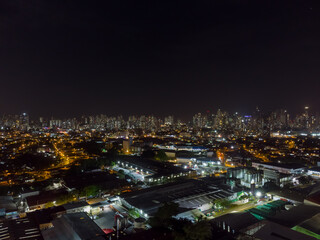 Fotos aéreas de noche y de día de la ciudad de Panamá.