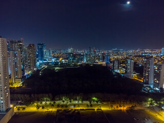 Obraz premium Fotos aéreas de noche y de día de la ciudad de Panamá.