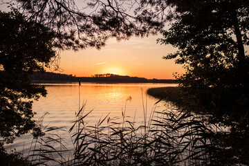 zachód nad jeziorem © kolorowekadry
