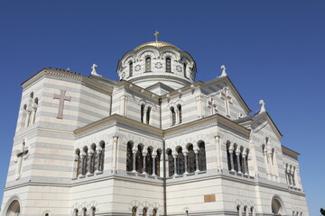 Fototapeta na wymiar white Orthodox Church 