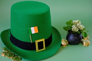 St.Patrick 's Day.Green leprechaun hat, flag of Ireland, bowler hat with gold coins, bunch of...