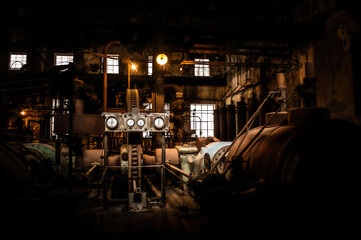Interior oscuro de una antigua fábrica