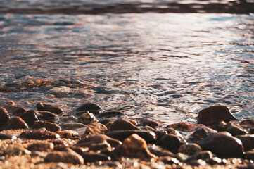 Coloridas rocas a la orilla del lago