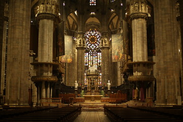 Fototapeta na wymiar interior of the cathedral of Duomo in Milano
