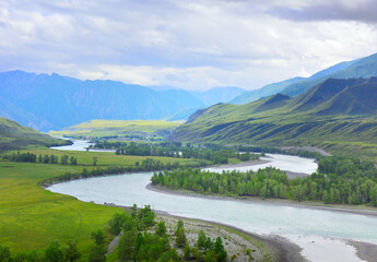 Fototapeta na wymiar The riverbed of the Katun River among the mountains