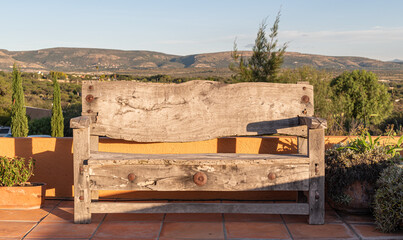 Banca de madera con montañas de fondo