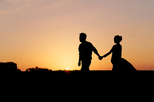 silhouette of a romantic young couple on the beach