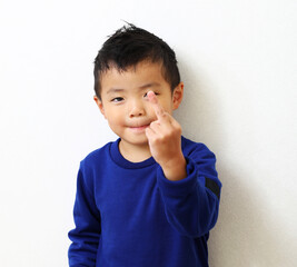 喧嘩腰で、挑発的な男の子。