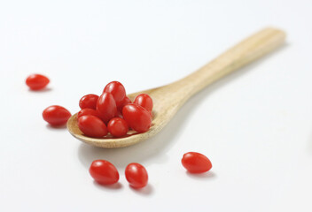 生のクコの実とアカシアスプーンの写真