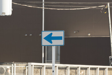 道路標示版　常時左折可