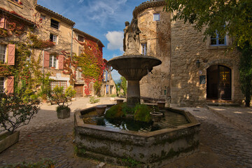 Saignon im Luberon in der Provence - obrazy, fototapety, plakaty