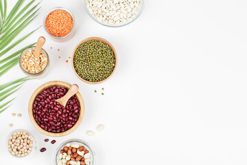 Obraz na płótnie Canvas Vegan protein source. Beans, peas, chickpeas, lentils, mung bean, peanut in bowl on white background.