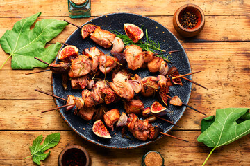 BBQ with chicken and figs