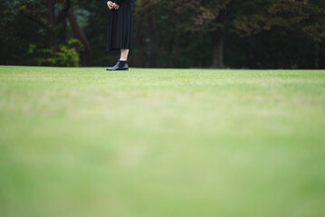 Obraz premium 自然の多い公園を散策する女性