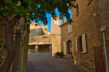 Pittoreskes Dorf Venasque in der Provence - obrazy, fototapety, plakaty