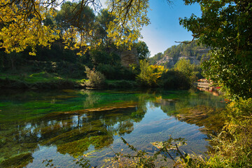 Das Ufer der Vaucluse nahe Fontaine de Vaucluse in der Provence