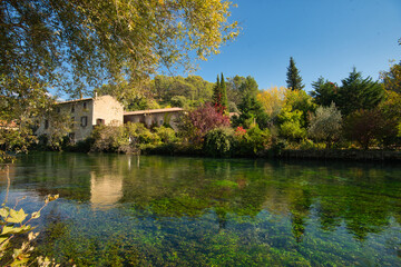 Das Ufer der Vaucluse nahe Fontaine de Vaucluse in der Provence