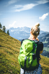 Frau macht Fotos beim Wandern in den Alpen