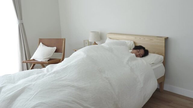 ベッドで眠る男性