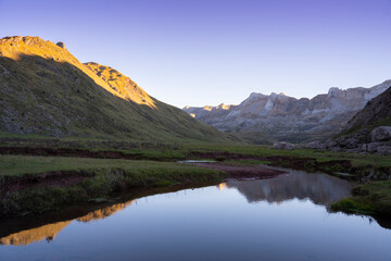 Obraz premium river on a mountain landscape at sunset in the pyrenees