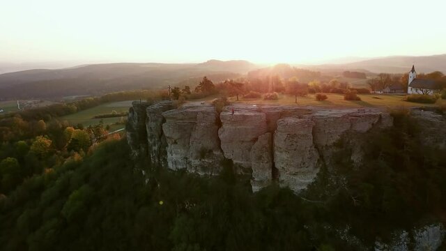 Der Staffelberg in Oberfranken im Sommer zum Sonnenaufgang aus der Luft 