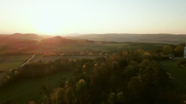 Landschaft im Sonnenaufgang am Staffelberg in Oberfranken im Sommer