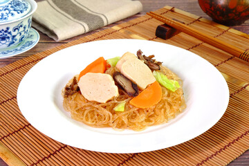 Bake vermicelli with vegetarian abalone, delicious vegetarian food