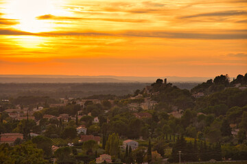 Sonnenuntergang in Beaumes de Venise in der Provence - obrazy, fototapety, plakaty