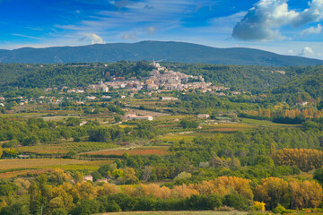 Fototapeta na wymiar Blick auf Bonnkeux im Luberon in der Provence