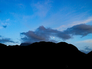 Luna sulla silohuette delle Alpi