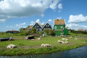 Fotobehang Het voormalige eiland Marken in het IJsselmeer, kenmerkt zich door kleurrijke huisjes die dichtopeen staan op de werven en ademt de sfeer van vroeger uit. © Holland-PhotostockNL