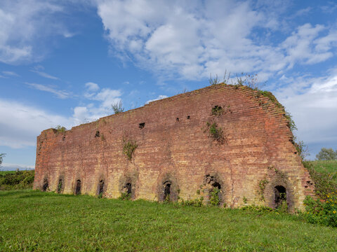 Ruine van een oude steenbakkerij Groenlanden in de Ooijpolder