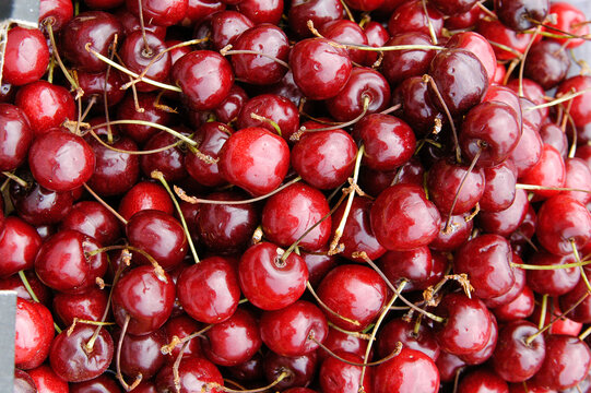 Productos frescos expuestos en el Mercado de Santiago de Compostela, La Coru&ntilde;a, Galicia.