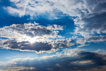 Soleil derrière les nuages 