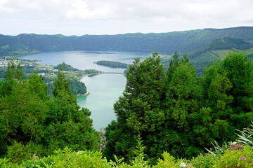 Naklejka premium green and blue lake in cidade on the azores islands