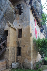 Fototapeta na wymiar Strong House of Reignac, Dordoña, Francia. Castillo integrado en una roca.